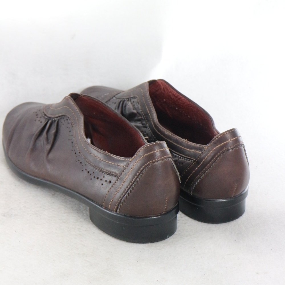 CLARKS Artisan SZ 7.5 Brown Gathered Leather Loafers - Picture 3 of 8